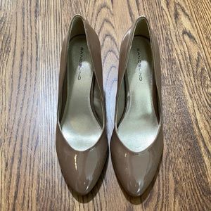 BANDOLINO NEW Beige Patent Leather Pumps Heels